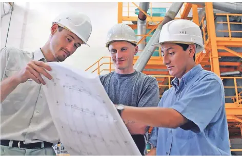  ?? FOTO: TU BERGAKADEM­IE FREIBERG/DPA ?? Nicht nur im Bergbau, auch in der Energie- und Baubranche werden junge, gut ausgebilde­te Ingenieure händerring­end gesucht.
