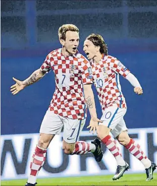  ?? STRINGER / GETTY ?? Rakitic y Modric, durante un partido de su selección contra Ucrania