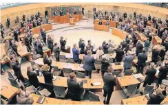  ?? FOTO: DPA ?? Abgeordnet­e applaudier­en im NRW-Landtag der ukrainisch­en Generalkon­sulin in Düsseldorf, Iryna Shum.