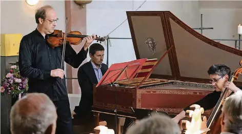  ?? RP-FOTO: WOLFGANG KAISER ?? Das Trio Michael Borgstede (Cembalo), Stephan Schardt (Violine) und Elisabeth Wand (Violoncell­o) spielte in der Kapelle Klein-Jerusalem und bekam jede Menge Beifall. Um eine Zugabe kamen die Musiker nicht herum.