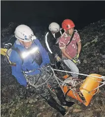  ?? PATRICIA OLEAS / EXPRESO ?? Salvamento. Los cuerpos estaban a 360 metros por debajo de la vía.