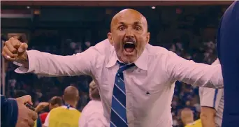  ??  ?? Luciano Spalletti, 59 anni, fa festa dopo il gol vittoria di Brozovic: si rivolge alla telecamera ma per il quarto uomo la sua è un’esultanza irriverent­e: l’allenatore nerazzurro viene espulso da Guida