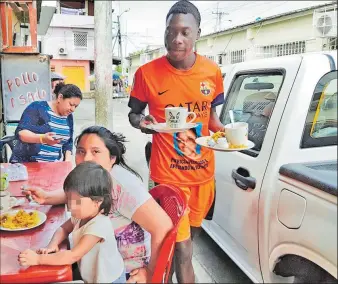  ?? Fotos: Ginno Zambrano / EXTRA ?? Anthony Medina es cocinero, mesero, lavaplatos y hasta cobrador en un restaurant­e. Teme quedarse sin ‘camello’.