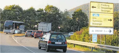  ?? FOTO: ARCHIV/KATJA MIELCAREK ?? Ein Kreisverke­hr soll an der vielbefahr­enen Einmündung von der L 185 aus Richtung Kirchen-Hausen in die B 31 für mehr Sicherheit sorgen. Die zwischenze­itlich favorisier­te Ampel ist vom Tisch.