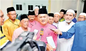  ??  ?? ARIFIN berkata sesuatu kepada pemberita ketika ditemui selepas menyempurn­akan majlis Tilawah al-Quran Peringkat Daerah Membakut .