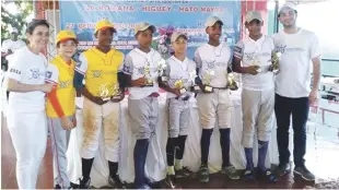  ?? FUENTE EXTERNA ?? En la foto la señora Michele Morales y Gabriel Montes Morales, hija y nieto del fenecido ingeniero Carlos Morales Troncoso, junto a varios jugadores premiados.