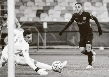  ?? Sergei Supinsky / AFP vía Getty Images ?? El defensor estadounid­ense del Barcelona Sergiño Dest (der.) anota en la goleada del equipo español sobre el Dínamo de Kiev, el martes 24 de noviembre en el estadio Olímpico de Ucrania.