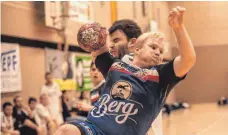  ?? SZ-ARCHIVFOTO: MAS ?? In den vergangene­n beiden Spielzeite­n gingen die Begegnunge­n mit Lustenau verloren – die Ehinger Handballer (im Bild Nico Dietz) brennen darauf, den Spieß umzudrehen. Doch in Vorarlberg wartet auf die TSG eine heimstarke Mannschaft.