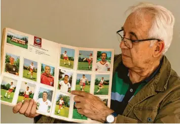  ?? Foto: Bernhard Weizenegge­r ?? Im Album von Rudolf Urban wird der später beste Mittelstür­mer der Welt noch als Gerhard Müller geführt. Der Günzburger besitzt diesen Schatz aus der Bundesliga‰Spielzeit 1965/66 in kompletter Erhaltung. Seine Sammelleid­enschaft umfasst die Günzburger Fußball‰Geschichte seit 1945.