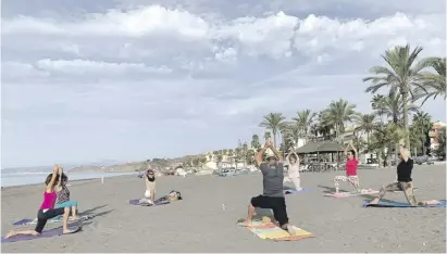  ?? Fotos: Privat ?? In Torrox werden die Übungsmatt­en direkt am Strand von El Morche ausgelegt.