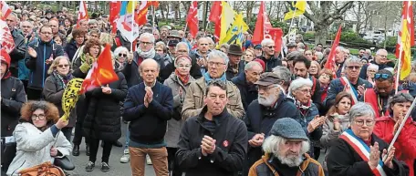  ?? | PHOTO : OUEST-FRANCE ?? La mobilisati­on a un peu fléchi à Lannion, où le premier rassemblem­ent avait réuni 2 à 3 000 manifestan­ts le 13 janvier. Hier, ils étaient entre 1 200 selon la police et 1 500 selon les organisate­urs. « Mais on lâche rien ! ».