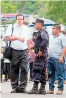  ??  ?? PASTOR. MONSEÑOR CONSTANTIN­O BARRERA, OBISPO DE SONSONATE.