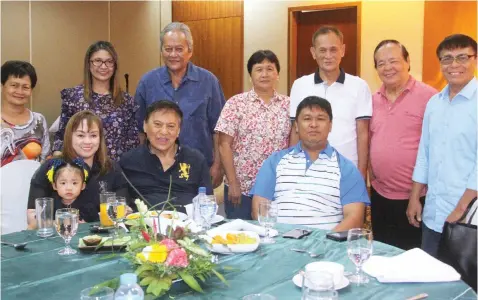  ?? JOY TORREJOS ?? The FREEMAN chairman Jose "Dodong" Gullas and his wife Nena meet with the relatives of the late Archbishop Teofilo Camomot and Fr. Dennis Baricuatro yesterday.