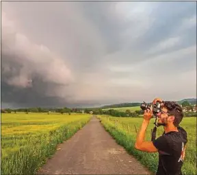  ??  ?? Kevin Leclercq fait partie de l’associatio­n Alsace-Lorraine chasseurs d’orages.