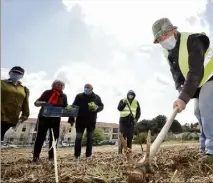  ?? (Photo Luc Boutria) ?? Le collectif citoyen qui revendique « une dizaine de membres », a décidé d’occuper ce terrain municipal qui doit être vendu à l’Institut médico-éducatif Présence.