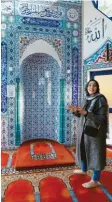  ?? Foto: Maria Heinrich ?? Enise Kaya zeigt in der Gersthofer EyüpSultan-Moschee besondere Details im Gebetsraum.