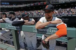  ?? JOSE CARLOS FAJARDO — BAY AREA NEWS GROUP ?? The Giants’ Pablo Sandoval (48) chats with teammate Hunter Pence (8) before the start of their game against the Diamondbac­ks in San Francisco on Aug. 6, 2017.