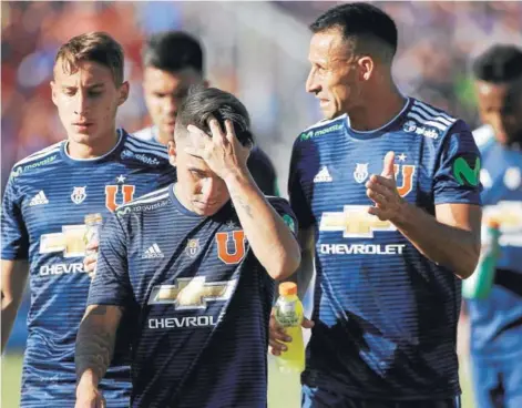  ??  ?? ► Soteldo, Vilches y Arancibia se lamentan después del empate sin goles entre la U e Iquique, el domingo.
