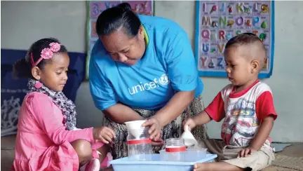  ?? Photo: UNICEF ?? Teacher Arara introducin­g young students to new skills.