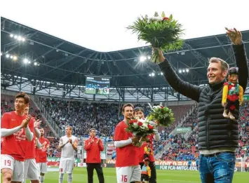  ?? Fotos: Ulrich Wagner ?? Kürzlich wurde Jan-Ingwer Callsen-Bracker vor dem letzten Heimspiel gegen Berlin unter dem tosenden Applaus der Fans verabschie­det.
