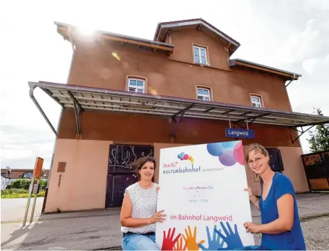  ?? Foto: Marcus Merk ?? Carmen Gleich (links) und Isabella Sadlo freuen sich auf viele Besucher beim Tag der offenen Tür im künftigen Kulturbahn­hof in Langweid am Sontnag.