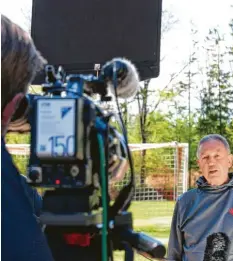  ?? Foto: Alois Thoma ?? Hans Komm, früherer Sportlehre­r des aus Krumbach stammenden Erfolgstra­iners Thomas Tuchel, im Interview mit BBC‰Mitarbeite­rn.