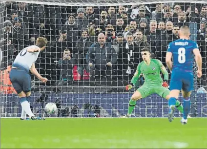  ?? FOTO: EFE ?? Harry Kane bate a Kepa Arrizabala­ga desde los once metros