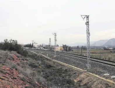  ?? ÁNGEL DE CASTRO ?? Estructura­s metálicas para la colocación de la catenaria junto a la vía de la línea de Teruel, en Zaragoza.