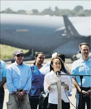  ??  ?? Aviones ¿humanitari­os? Julie Chung, del Departamen­to de Estado de EE.UU., habla tras el aterrizaje del primer avión militar en Cúcuta, Colombia