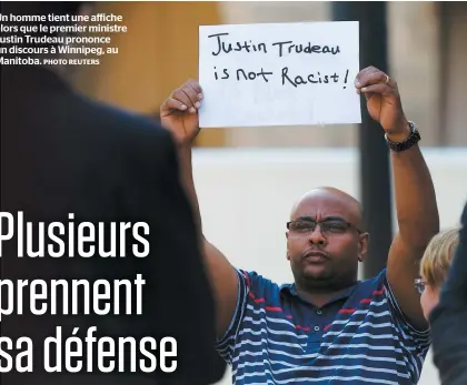  ?? PHOTO REUTERS ?? Un homme tient une affiche alors que le premier ministre Justin Trudeau prononce un discours à Winnipeg, au Manitoba.