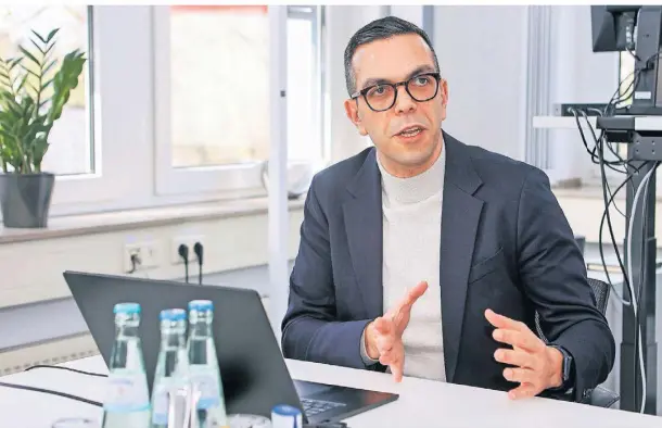  ?? FOTO: SAMLA ?? „Ich weiß ja, dass es so nicht ist und wir nichts künstlich hochgerech­net haben“: Rachid Jaghou, Leiter Zentrales Gebäudeman­agement.