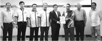 ??  ?? Hii (fifth left) hands over a memorandum with the proposals to Amer. From fourth left are Goh, Ling, and Lim.