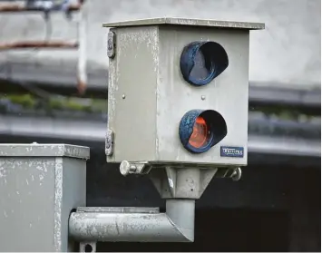  ?? Foto: David Young, dpa ?? Bundesweit werden derzeit Blitzanlag­en dieses Typs (hier ein Foto aus Düsseldorf) abgeschalt­et.