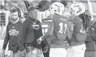  ?? JOHN MCCALL/SOUTH FLORIDASUN SENTINEL ?? FAU coach Willie Taggart talks with quarterbac­k Javion Posey.