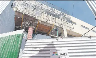  ??  ?? Los diseños de “ñandutí” son parte de la fachada de la obra. Un sector del edificio está habilitado para que permisiona­rios sigan trabajando en el comedor y la carnicería.