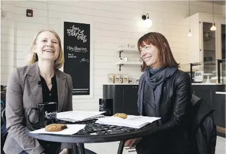  ?? IAN KUCERAK ?? Edmonton Journal reporter Elise Stolte, left, interviews former New York transporta­tion commission­er Janette Sadik-Khan Friday on Edmonton Talk Back at Sugared and Spiced Baked Goods.