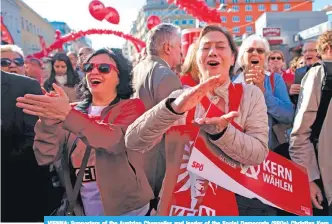  ??  ?? VIENNA: Supporters of the Austrian Chancellor and leader of the Social Democrats (SPOe) Christian Kern attend the party’s last election rally on the eve of the Austrian parliament­ary elections yesterday. — AFP