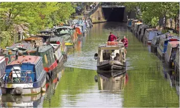  ?? FOTO: IMAGO ?? In Little Venice in London reihen sich die Hausboote aneinander. Wegen hoher Mieten in der Innenstadt sind die Boote für viele alternativ­er Wohnraum.