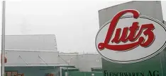  ??  ?? Die Firma Lutz Fleischwar­en, die zum Tönnies Konzern gehört, ist ins Visier von Ver brauchersc­hützern geraten. Sie werfen ihr Hygienemän­gel vor.