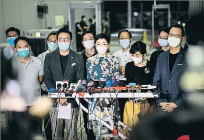  ?? ANTHONY WALLACE / AFP ?? Negro futuro Activistas prodemocrá­ticos ofreciendo ayer una rueda de prensa ante el
Legislativ­o de Hong Kong. Muchos temen que este sea el final de la ciudad que han conocido