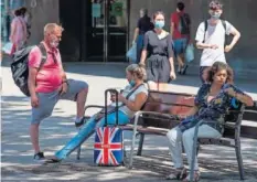  ??  ?? Un grupo de turistas británicos, ayer en Barcelona.