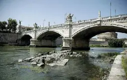  ?? (foto Fabiano/LaPresse) ?? Il Tevere a Ponte Vittorio Emanuele e, a destra, all’altezza di Ponte Milvio: il flusso idrico è al di sotto della media stagionale
