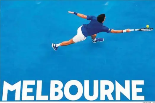  ?? LUKAS COCH / EFE ?? El tenista serbio Novak Djokovic devuelve una bola al estadounid­ense Mitchell Krueger durante su partido de primera ronda del Abierto de Australia.