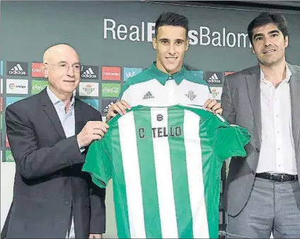  ?? FOTO: EFE ?? Serra Ferrer, con Tello en la presentaci­ón del ex azulgrana con el Betis A laderecha de la imagen, el presidente verdiblanc­o Ángel Haro