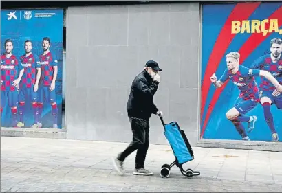  ?? XAVIER CERVERA ?? Un transeúnte en los aledaños del Camp Nou durante el día de ayer