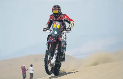  ?? FOTO: EFE ?? Joan Barreda pasará al ataque hoy en Bolivia en terrenos de mayor velocidad para tratar de recortar tiempo respecto a Benavides