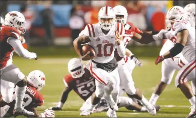  ?? Arkansas Democrat-Gazette/Thomas Metthe ?? RUNNIN’ REBEL: Ole Miss quarterbac­k Jordan Ta’amu (10) finds open space for some of his 141 rushing yards against Arkansas on Saturday during the Rebels’ 37-33 come-from-behind victory over the Razorbacks at War Memorial Stadium in Little Rock.