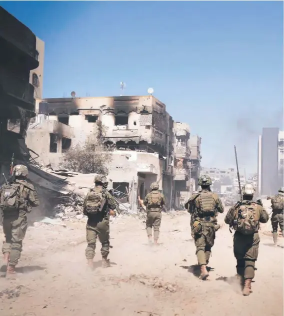  ?? ?? ►
Soldados israelíes operan en la Franja de Gaza en medio del conflicto con Hamas, a fines de marzo.