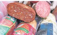  ??  ?? Frische Salami, Salsiccia und andere Sorten sind beliebt – auch weil wohl kein anderer Supermarkt in Duisburg ein vergleichb­ares Angebot hat.