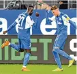  ?? Foto: dpa ?? Kingsley Schindler (li.) und Marvin Duksch feiern das 1:1.